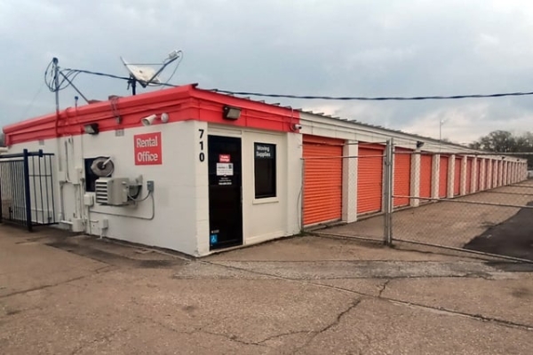 Facility photo: //images.sparefoot.com/medium/214244688e0f5d4bef7.jpg