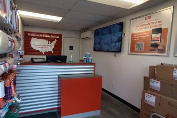 Facility photo: //images.sparefoot.com/medium/214244688e0f5fe051e.jpg