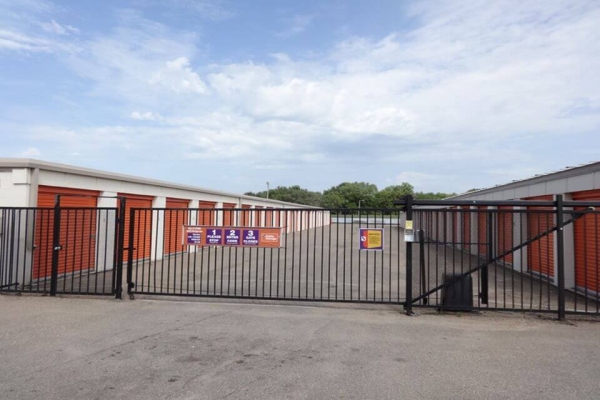Facility photo: //images.sparefoot.com/medium/214244688e0f61174e0.jpg