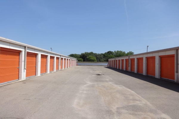 Facility photo: //images.sparefoot.com/medium/2142446963b22a38836.jpg