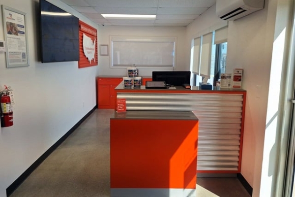 Facility photo: //images.sparefoot.com/medium/214245688e0f49c5ef6.jpg