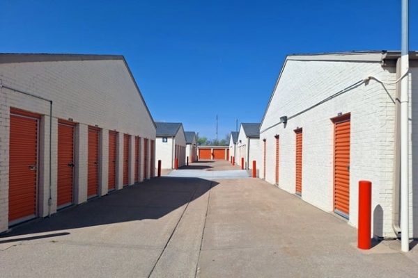 Facility photo: //images.sparefoot.com/medium/2142456942ba3a952e3.jpg