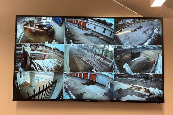 Facility photo: //images.sparefoot.com/medium/2142476894a7b46663e.jpg