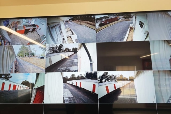 Facility photo: //images.sparefoot.com/medium/214248697a1c3e4b80b.jpg