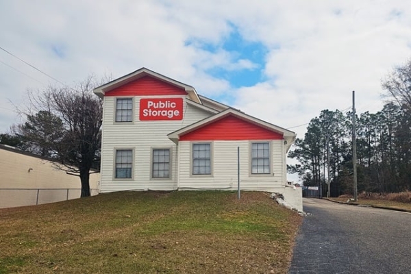 Facility photo: //images.sparefoot.com/medium/2142486991d46f668a4.jpg