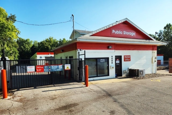 Facility photo: //images.sparefoot.com/medium/214249698b3c7dd02e4.jpg