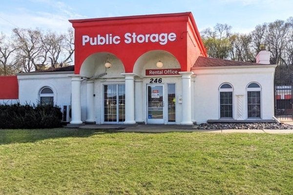 Facility photo: //images.sparefoot.com/medium/21425168c56e5b378c3.jpg