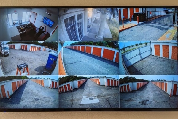 Facility photo: //images.sparefoot.com/medium/21425168c56e5e8993e.jpg