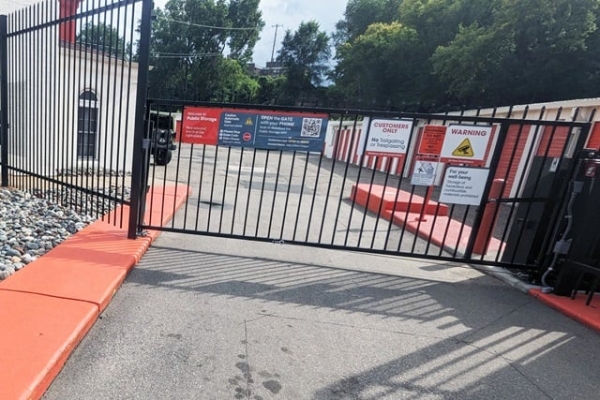 Facility photo: //images.sparefoot.com/medium/2142516908b85673581.jpg