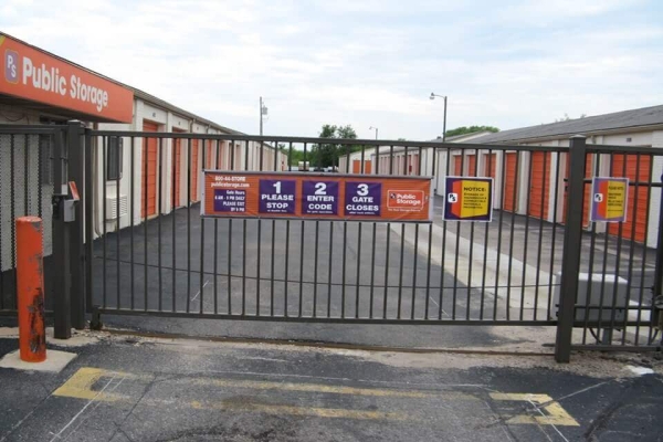 Facility photo: //images.sparefoot.com/medium/21425369f5faae71514.jpg