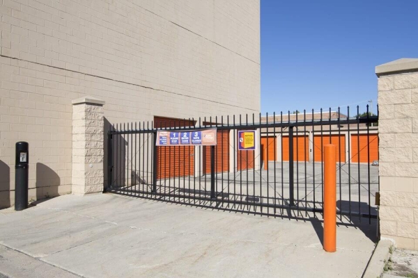 Facility photo: //images.sparefoot.com/medium/214254688e0e91187ea.jpg