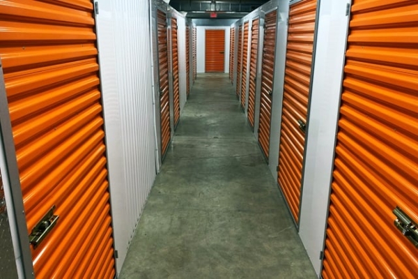 Facility photo: //images.sparefoot.com/medium/214257688f61862eab9.jpg