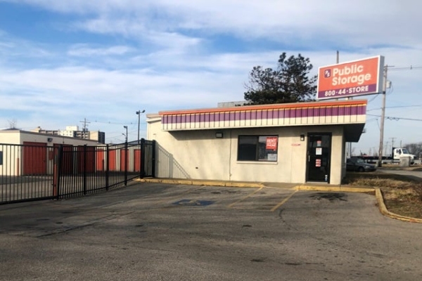 Facility photo: //images.sparefoot.com/medium/214258687b9b484251e.jpg