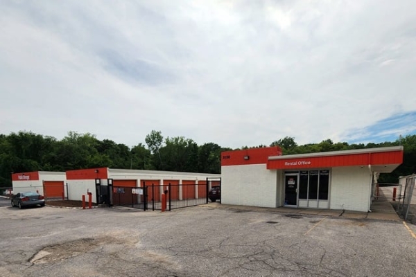 Facility photo: //images.sparefoot.com/medium/214259688e0f320d15e.jpg