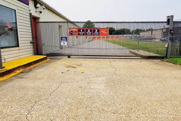 Facility photo: //images.sparefoot.com/medium/214261687ceb379cfb0.jpg