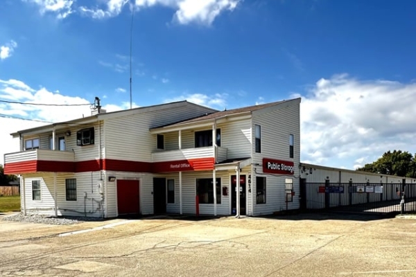 Facility photo: //images.sparefoot.com/medium/21426169285c082bd94.jpg