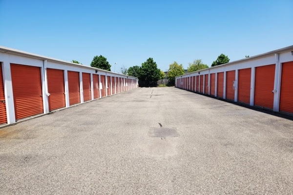 Facility photo: //images.sparefoot.com/medium/214264697a1c8aaf646.jpg