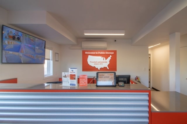 Facility photo: //images.sparefoot.com/medium/21426569f4aa7010ef5.jpg