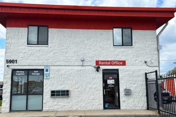 Facility photo: //images.sparefoot.com/medium/214266691f21d22d9f7.jpg