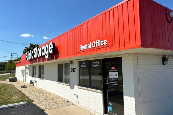Facility photo: //images.sparefoot.com/medium/2142676866828ba868e.jpg