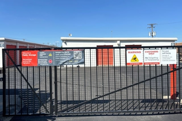 Facility photo: //images.sparefoot.com/medium/214267688cbe12a8351.jpg
