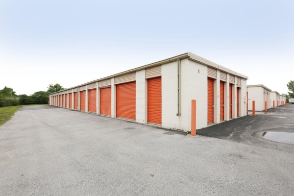 Facility photo: //images.sparefoot.com/medium/214272687e3c7f8dac5.jpg