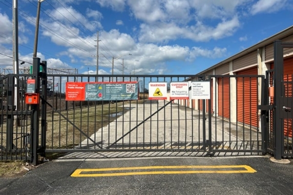 Facility photo: //images.sparefoot.com/medium/214272687e3c81a4b71.jpg
