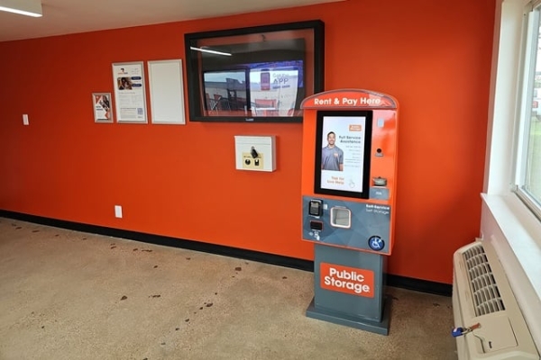 Facility photo: //images.sparefoot.com/medium/2142736878f6e91fc20.jpg