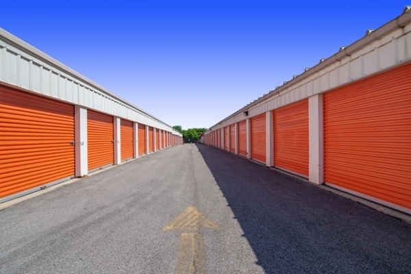 Facility photo: //images.sparefoot.com/medium/214274687e3c693505e.jpg