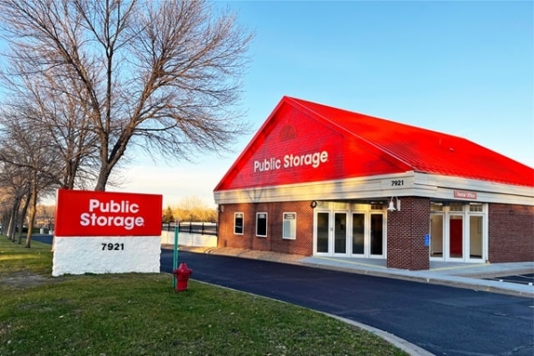 Facility photo: //images.sparefoot.com/medium/214275688cbe188ebfe.jpg