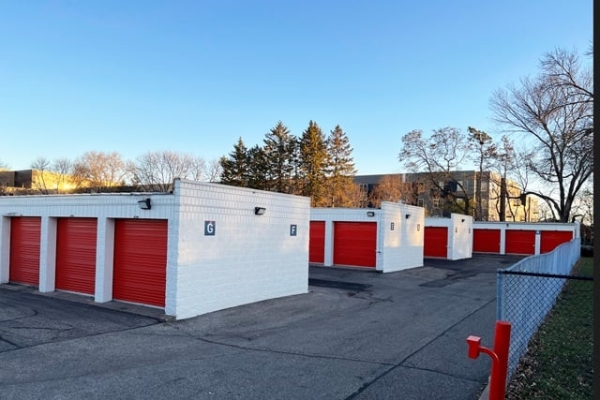 Facility photo: //images.sparefoot.com/medium/214275688cbe1990bf2.jpg
