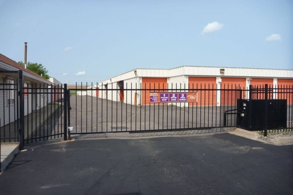 Facility photo: //images.sparefoot.com/medium/214277687cebb75d996.jpg