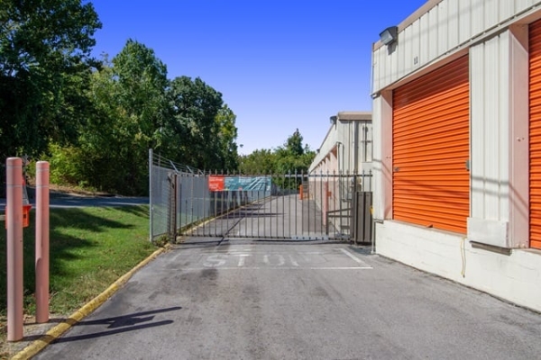 Facility photo: //images.sparefoot.com/medium/214278688e0f23855f8.jpg