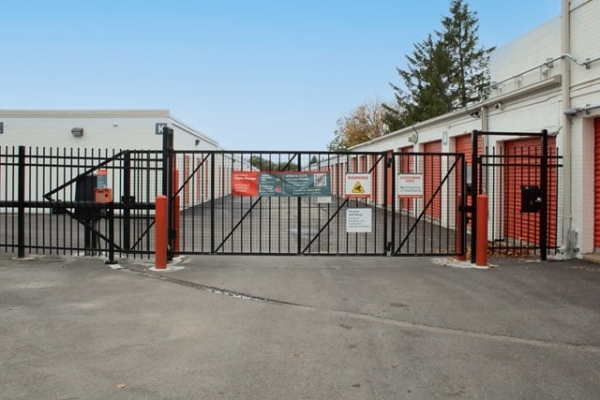 Facility photo: //images.sparefoot.com/medium/214283688e0e77e9b4b.jpg