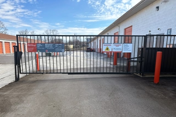 Facility photo: //images.sparefoot.com/medium/214284692c51148e21e.jpg