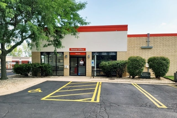Facility photo: //images.sparefoot.com/medium/21429169f5f9bbdb2d9.jpg