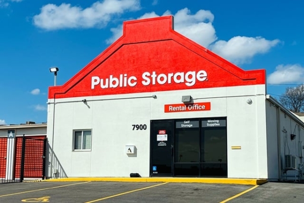 Facility photo: //images.sparefoot.com/medium/214298688cbd74948f8.jpg