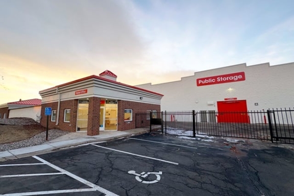 Facility photo: //images.sparefoot.com/medium/2143026a0c6a923661b.jpg