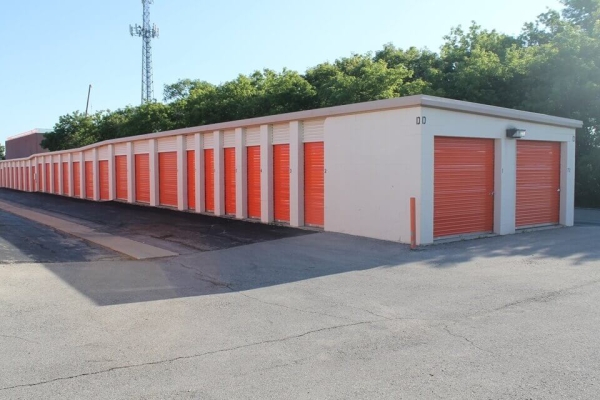 Facility photo: //images.sparefoot.com/medium/2143036946af44702d8.jpg