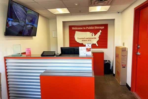 Facility photo: //images.sparefoot.com/medium/2143046892046586ad5.jpg