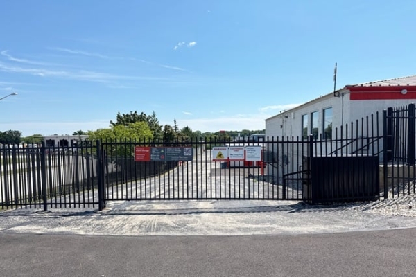 Facility photo: //images.sparefoot.com/medium/21430468920466a1706.jpg