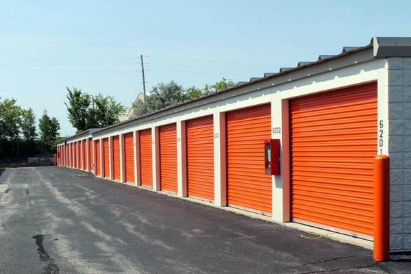 Facility photo: //images.sparefoot.com/medium/21430469f5fa2bce196.jpg