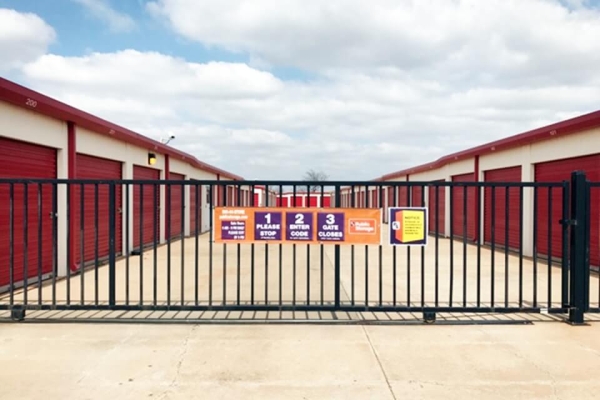 Facility photo: //images.sparefoot.com/medium/214305688b6c4d3ddac.jpg