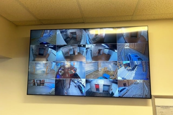 Facility photo: //images.sparefoot.com/medium/21430869f4aa5f6a8da.jpg