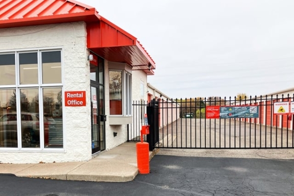 Facility photo: //images.sparefoot.com/medium/2143096a071e42793c6.jpg