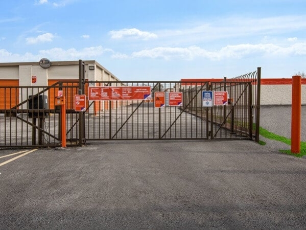 Facility photo: //images.sparefoot.com/medium/2143146936dd2b89ff9.jpg