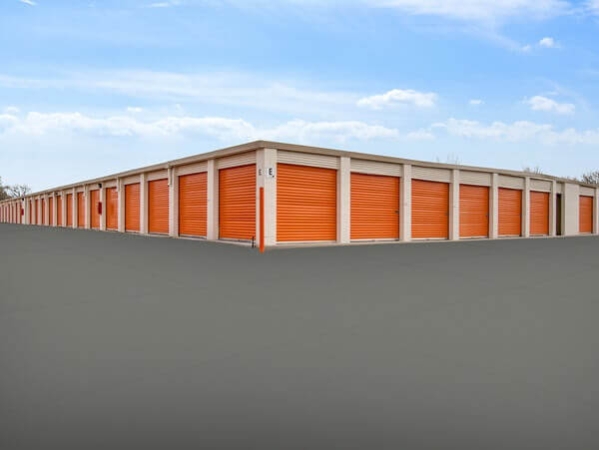 Facility photo: //images.sparefoot.com/medium/21431469ff334931d6d.jpg