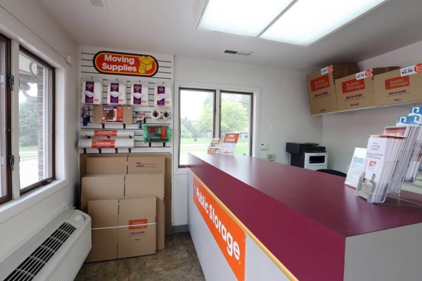 Facility photo: //images.sparefoot.com/medium/214320687e3c1cbee12.jpg
