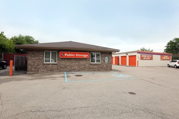 Facility photo: //images.sparefoot.com/medium/21432069f5fb2556b75.jpg