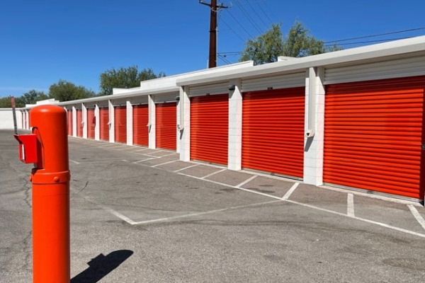 Facility photo: //images.sparefoot.com/medium/214322687a4943861bb.jpg